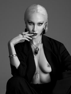 Blonde Bella Hadid nude piersed boob