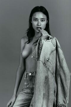 Sofia Toledo topless in jeans