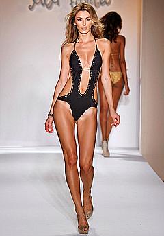 Tika Ivezaj sexy catwalk photo