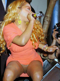Lil Kim upskirt flashing her shaved pussy