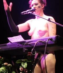 Amanda Palmer naked sings Dear Daily Mail song in London Roundhouse