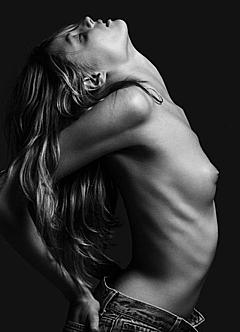 Magdalena Frackowiak topless in jeans