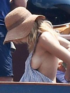 Gillian Anderson flashing her nude boob