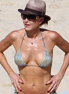 Tamara Mellon caught in bikini on a beach