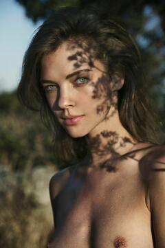 Djaja Baecke topless in nature
