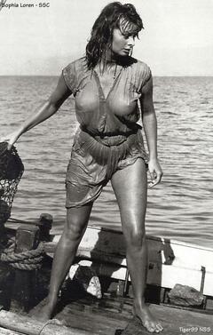 Sophia Loren har nipples in wet see through dress