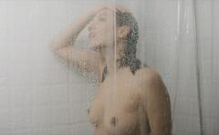 Usue Alvarez naked in a shower at El radioaficionado