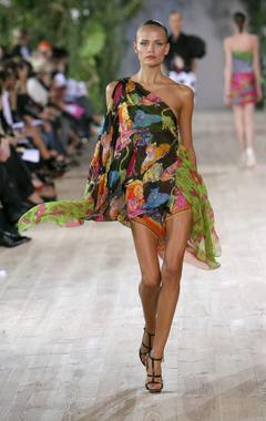 Natasha Poly walks runway at Emanuel Ungaro Spring Summer 2007 Fashion Show in Paris