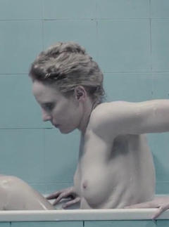 Julia Kijowska naked in bathtub scene from Zjednoczone stany milosci