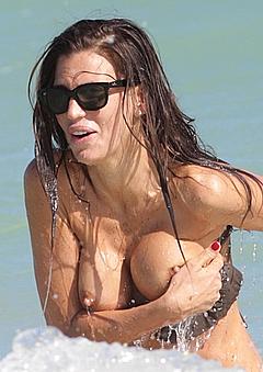 Claudia Galanti boobs out paparazzi photo