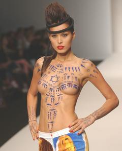 Petra Nemcova nude tits runway image