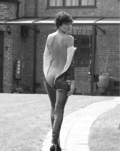 Eliza Cummings shows her nude ass crack