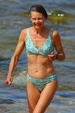 Antonia Kidman wears bikini as she holds hands with Craig Marran at the beach - January 2025