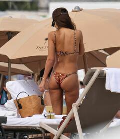 Jessica Alba sexy in bikini at the beach in Miami - February 16, 2026
