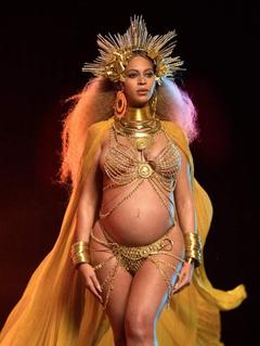 Pregnant Beyonce sexy at 59th Grammy Awards