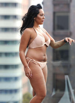 Sophie Kasaei in bikini