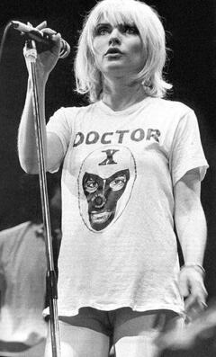 Singer Deborah Harry upskirt on a stage showws her shaved pussy paparazzi photo