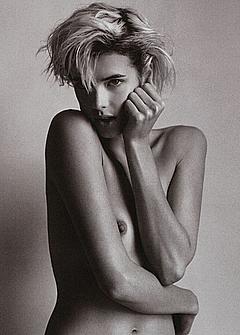 Agyness Deyn topless cover her tits