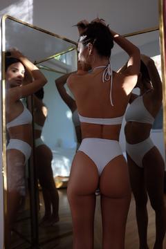 Emily Ratajkowski round ass