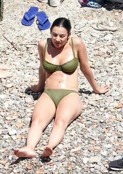 Charli XCX pokies in green bikini on beach in Positiano