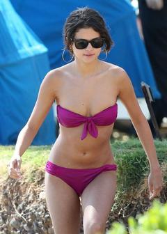 Selena Gomez in bikini
