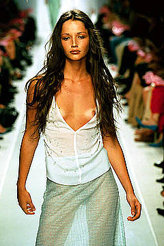 Renata Maciel titslip runway photo