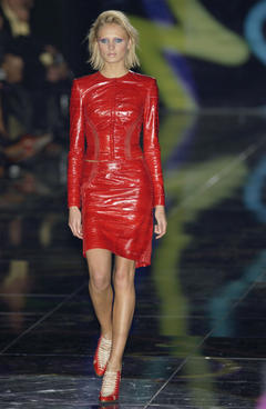 Yfke Sturm in red dress runway photo