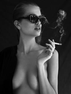 Daphne Groeneveld smoking topless