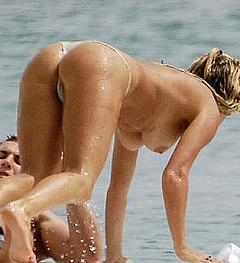 Rachel Hunter topless paparazzi image