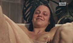 Jessy Moravec naked in a bathtub in Fische