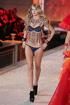 Bregje Heinen legs at VS fashion show