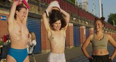 Hanna van Vliet, Eline van Gils topless at Anne+