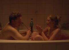 Isabella Wolf naked in a bathtub at Fett und Fett