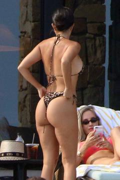 Kourtney Kardashian round ass in bikini