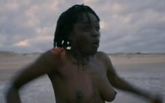 Tracy Gotoas nude tits at Du crepitement sous les neons
