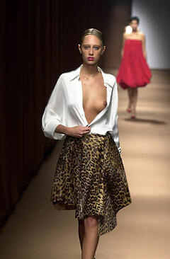 Talytha Pugliesi flashing her nude tit while walks runway