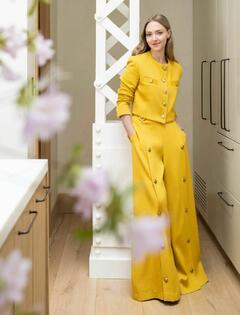 Amanda Seyfried in yellow for Architectural Digest - June 2023