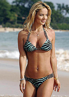 Simona Fusco posing in bikini