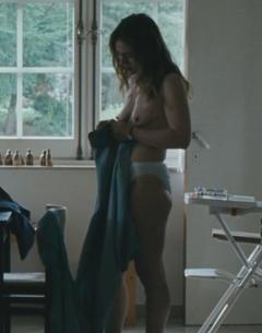 Emilie Dequenne topless in A perdre la raison