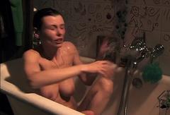 Lyn Thibault nude in a bathtub in No(s) limit(es)