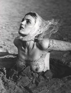 Guinevere van Seenus nude boobs