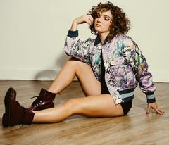 Camren Bicondova sexy legs