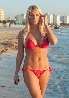 Blonde Brooke Hogan in red bikini