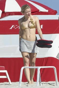 Zara Larsson enjoys a bikini beach day in Miami - December 2025