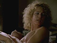 Florentine Lahme topless at Polly Adler - Eine Frau sieht rosa