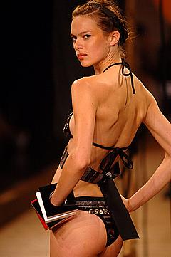 Elise Crombez sexy runway image