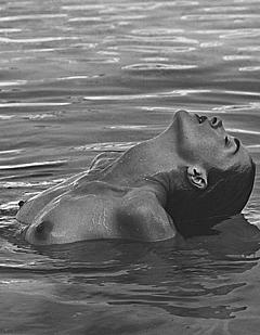 Mariacarla Boscono naked in a sea