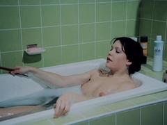 Janina Hartwig nude in a bathtub scene from Benno macht Geschichten