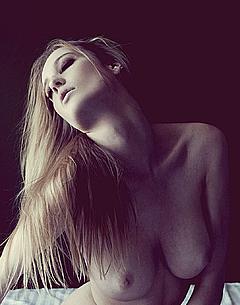 Enya Bakunova topless pic