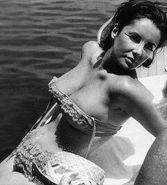 Elizabeth Taylor sexy cleavage